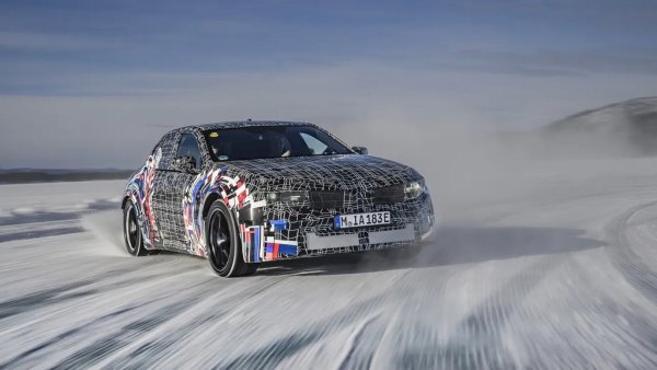 Кога: вероятно 2028
Вече сте прочели, че BMW M3 става електрически. Но и си остава бензинов. Верни на философията да оставят правото на избор за клиента, баварците подготвят и версия с вътрешно горене. Под капака му вероятно ще е обновен вариант на редовия шестцилиндров двигател с два турбокомпресора на досегашното М3, с добавена хибридна система. 
